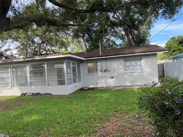 528 E LAKE DRIVE, Largo, FL 33771