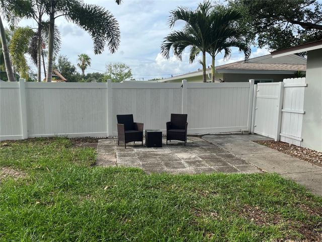 528 E LAKE DRIVE, Largo, FL 33771
