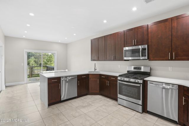 4 Stamford Hill Road, Lakewood, NJ 08701