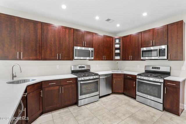 4 Stamford Hill Road, Lakewood, NJ 08701