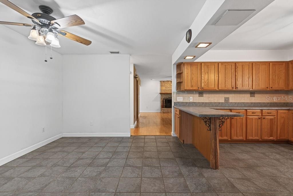 Image 11 of property listing at 18410 30TH STREET, Lutz, FL 33559