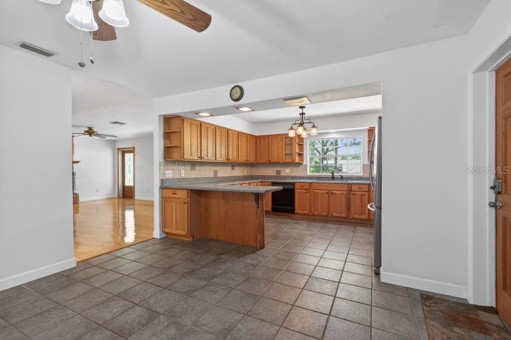Image 12 of property listing at 18410 30TH STREET, Lutz, FL 33559