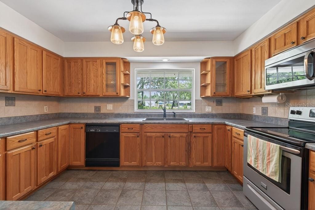 Image 16 of property listing at 18410 30TH STREET, Lutz, FL 33559
