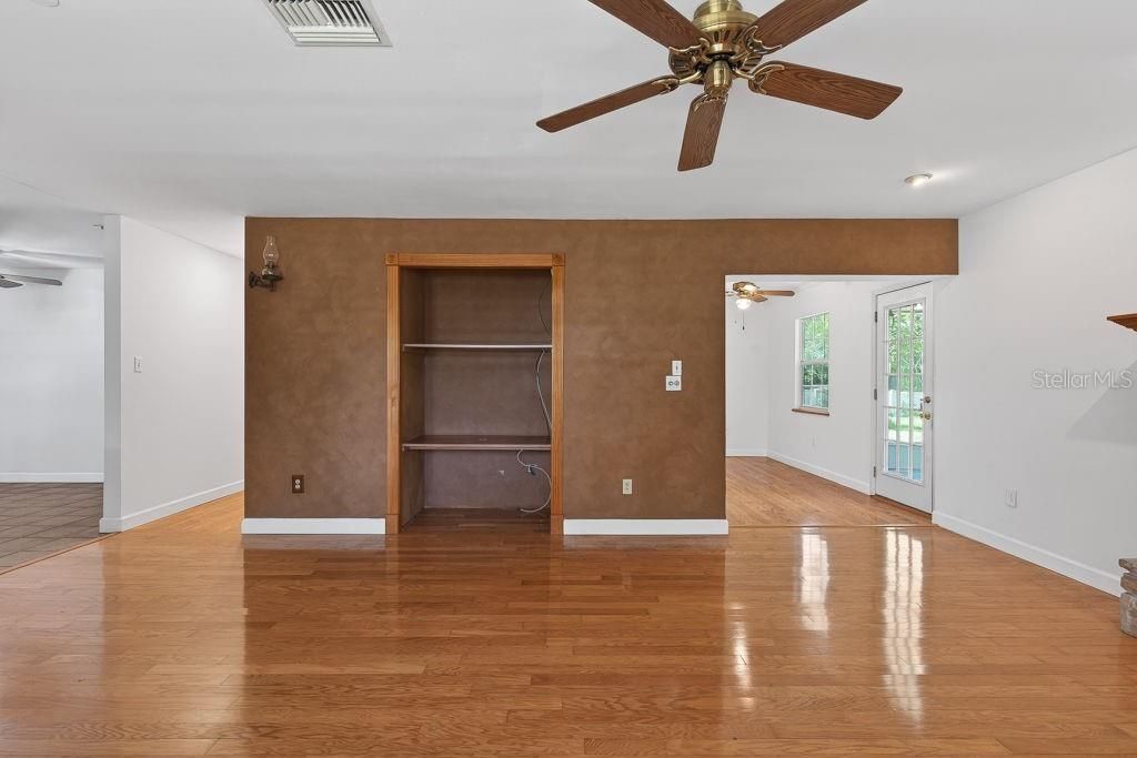 Image 3 of property listing at 18410 30TH STREET, Lutz, FL 33559