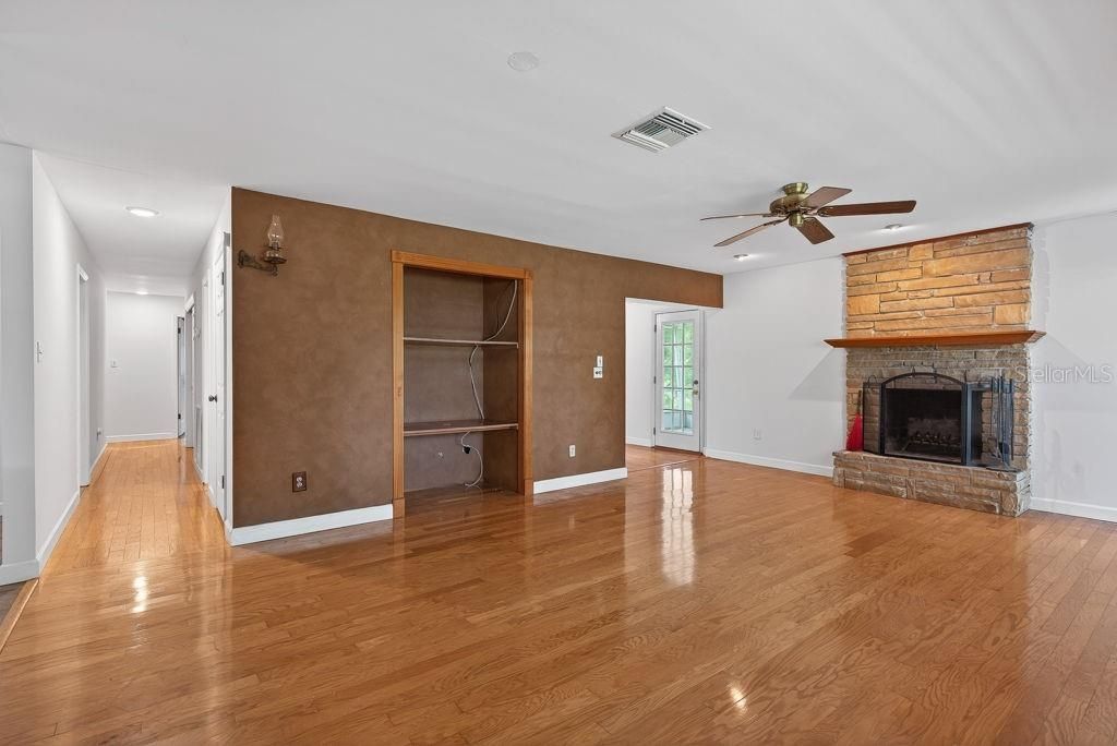 Image 4 of property listing at 18410 30TH STREET, Lutz, FL 33559