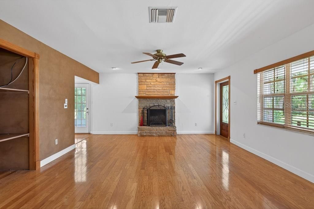 Image 5 of property listing at 18410 30TH STREET, Lutz, FL 33559