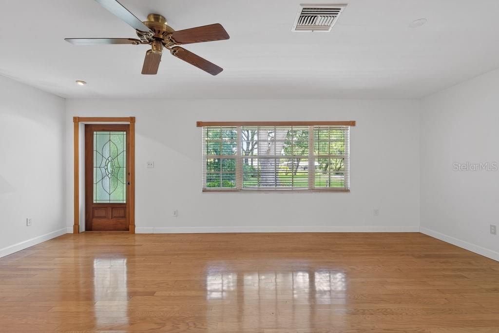 Image 6 of property listing at 18410 30TH STREET, Lutz, FL 33559