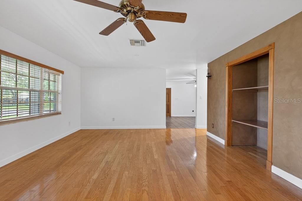 Image 7 of property listing at 18410 30TH STREET, Lutz, FL 33559