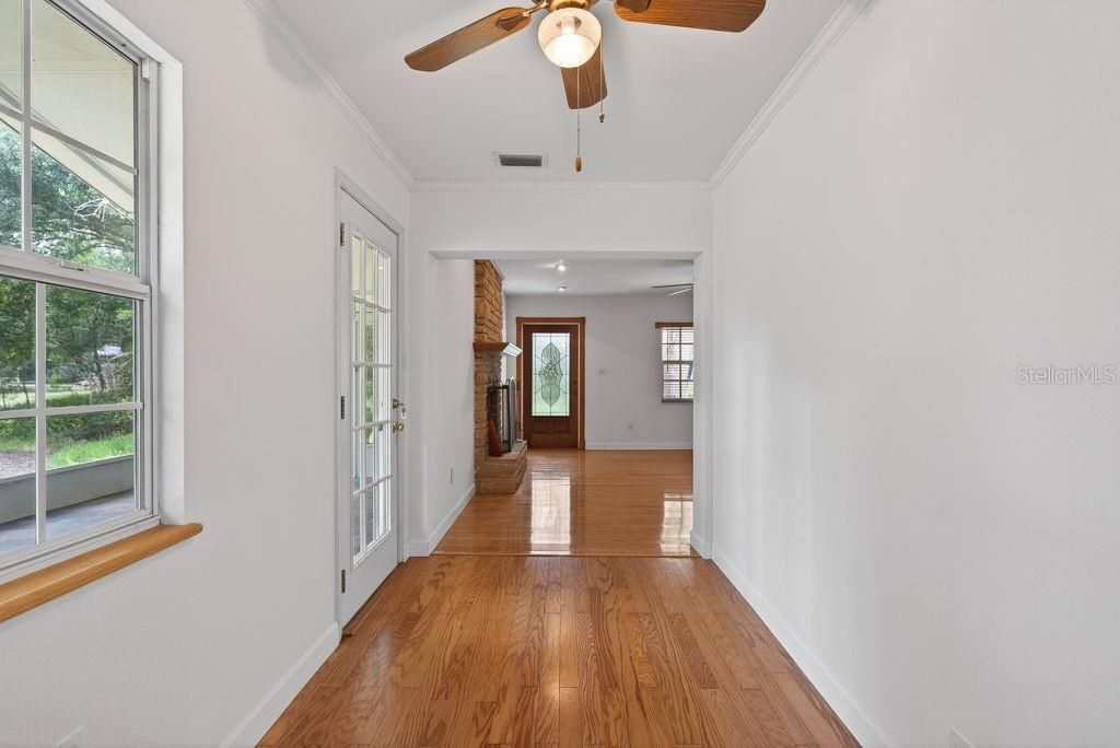 Image 9 of property listing at 18410 30TH STREET, Lutz, FL 33559