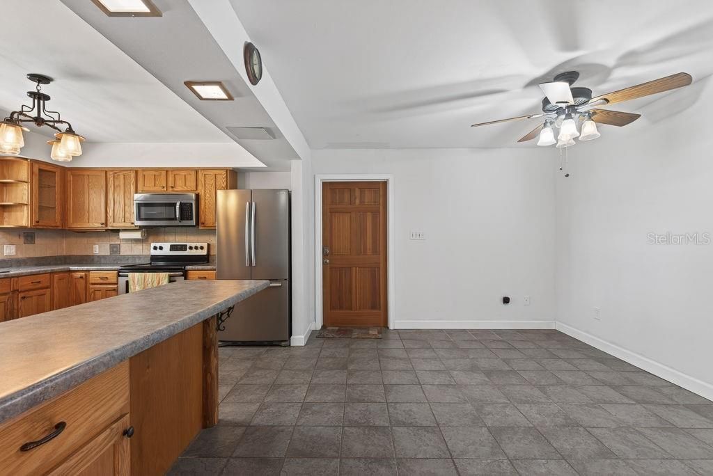 Image 10 of property listing at 18410 30TH STREET, Lutz, FL 33559