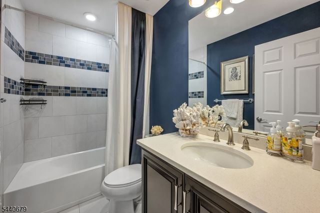 105 Van Cleef Dr, Readington Twp., NJ 08889