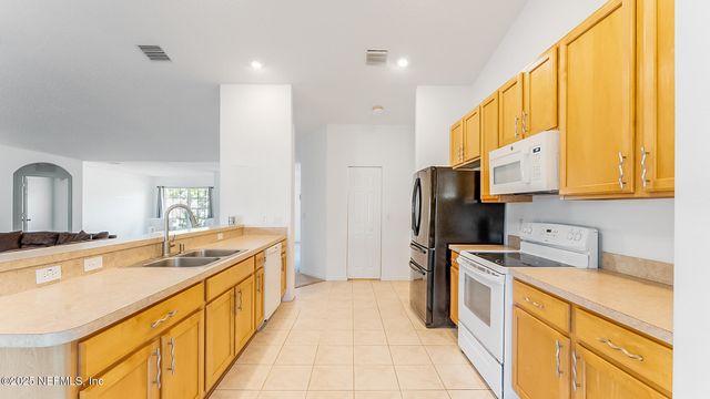 8 WHITE HURST Lane, Palm Coast, FL 32164