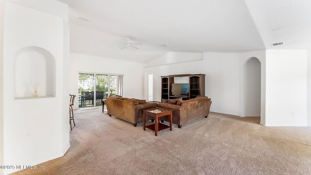 8 WHITE HURST Lane, Palm Coast, FL 32164