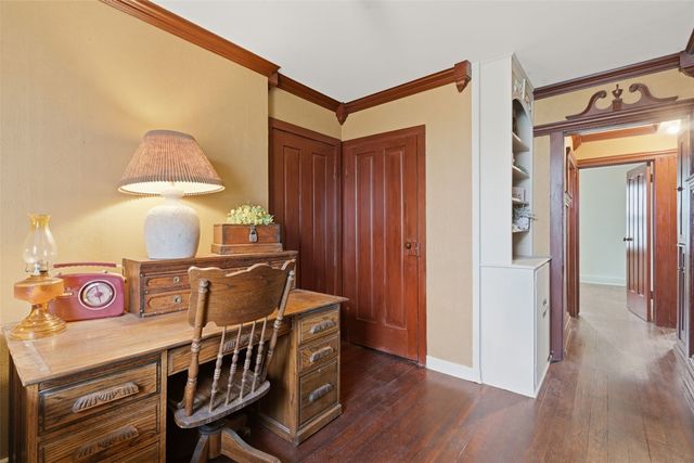 1860 E Avenue NW, Cedar Rapids, IA 52405