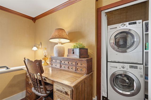 1860 E Avenue NW, Cedar Rapids, IA 52405