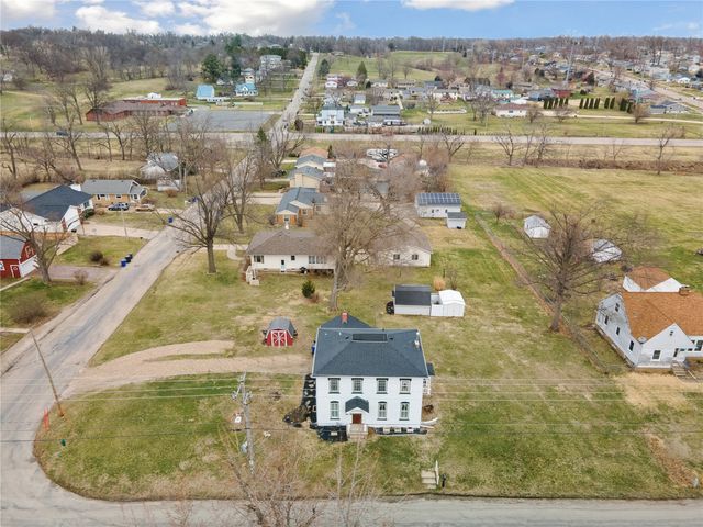 1860 E Avenue NW, Cedar Rapids, IA 52405