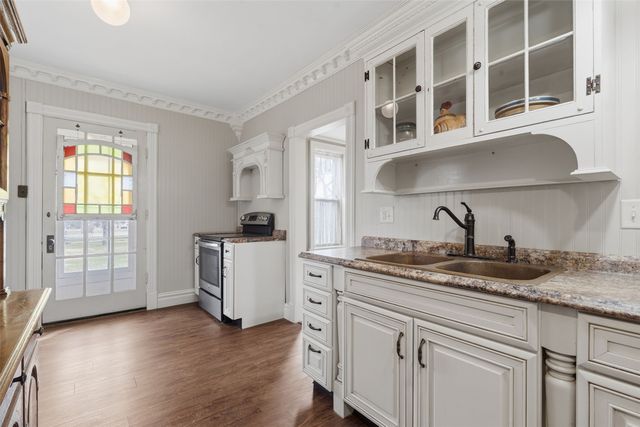 1860 E Avenue NW, Cedar Rapids, IA 52405