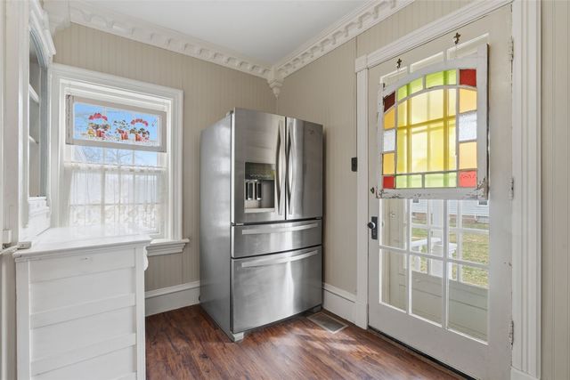 1860 E Avenue NW, Cedar Rapids, IA 52405