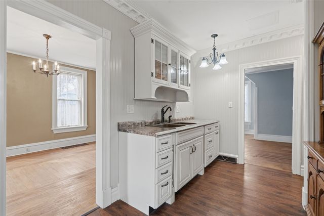 1860 E Avenue NW, Cedar Rapids, IA 52405