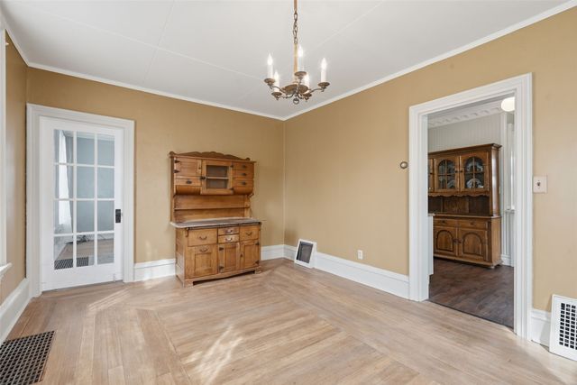 1860 E Avenue NW, Cedar Rapids, IA 52405