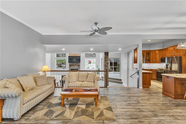 10 Walker St, Collier Twp, PA 15071