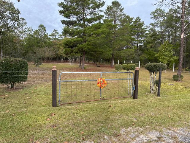 325 Blackfoot Drive, Defuniak Springs, FL 32433