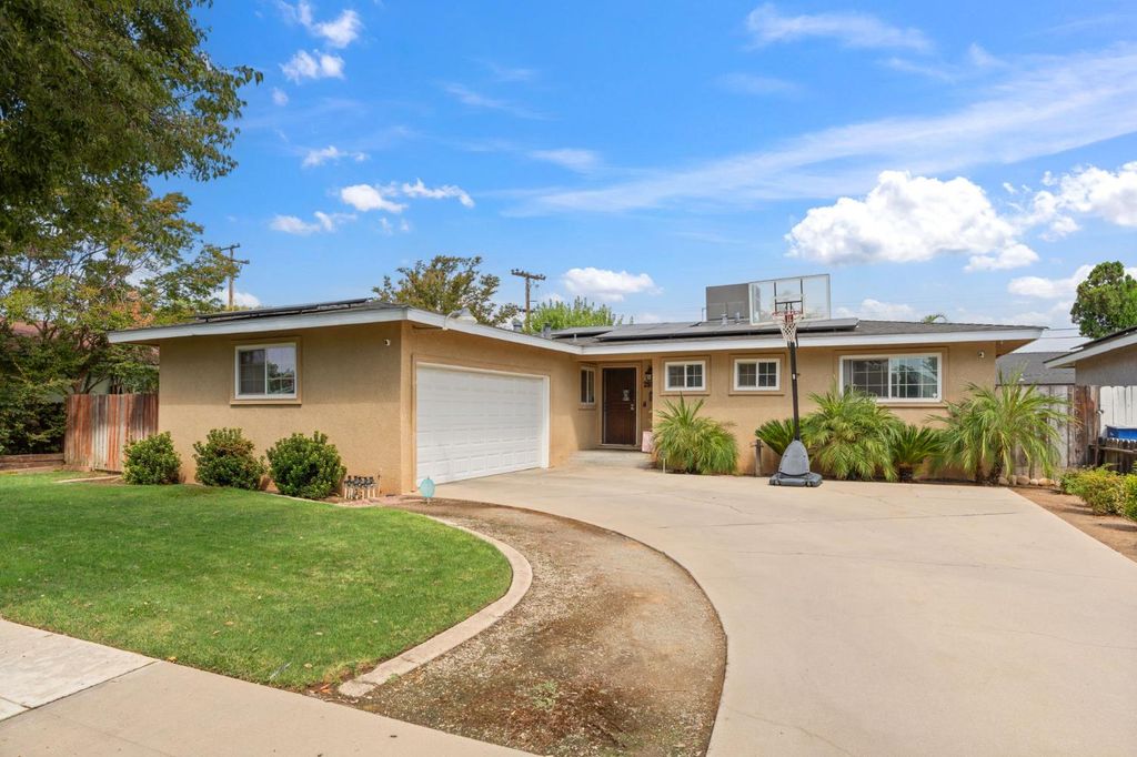 2915 E Ashcroft Avenue, Fresno, CA 93726
