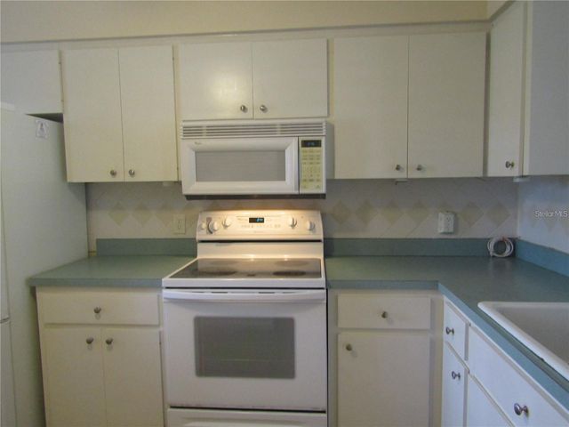 5236 LAKE VILLAGE DRIVE 61, Sarasota, FL 34235