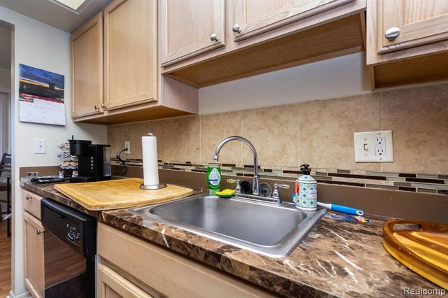 1 Fredericksburg Towne Street 1, Southfield, MI 48075