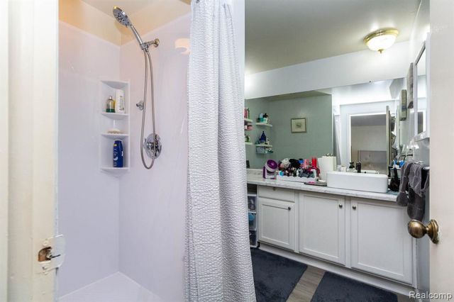 1 Fredericksburg Towne Street 1, Southfield, MI 48075