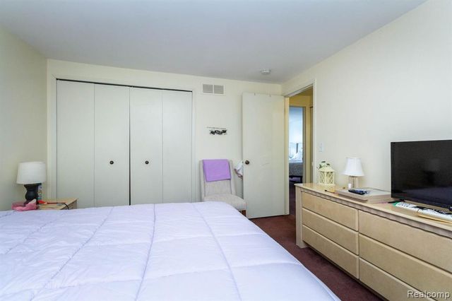 1 Fredericksburg Towne Street 1, Southfield, MI 48075