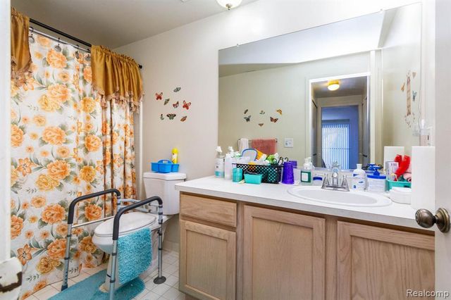 1 Fredericksburg Towne Street 1, Southfield, MI 48075