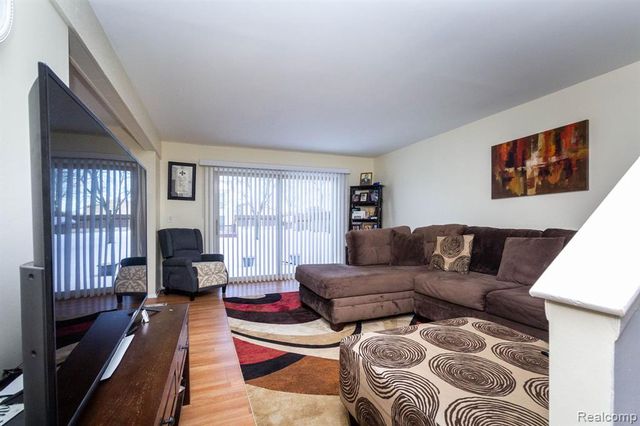 1 Fredericksburg Towne Street 1, Southfield, MI 48075