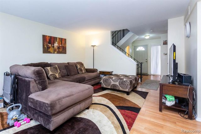 1 Fredericksburg Towne Street 1, Southfield, MI 48075