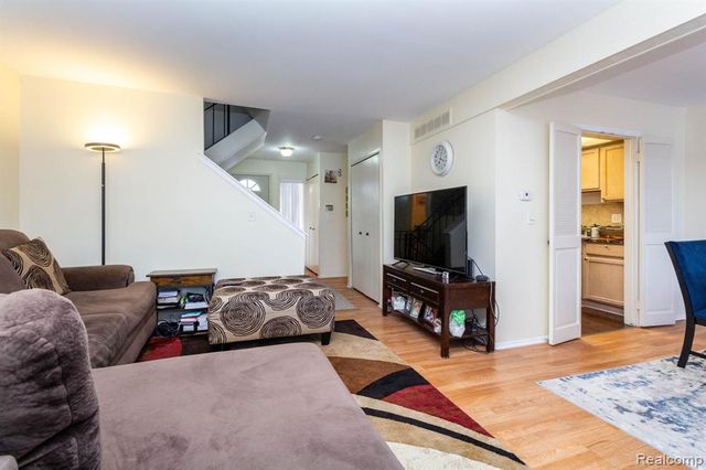 1 Fredericksburg Towne Street 1, Southfield, MI 48075