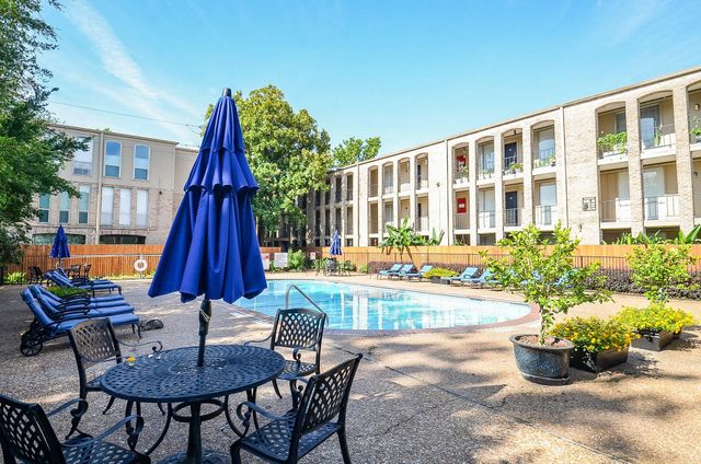 4633 Wild Indigo Street 552, Houston, TX 77027