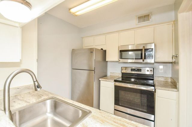4633 Wild Indigo Street 552, Houston, TX 77027