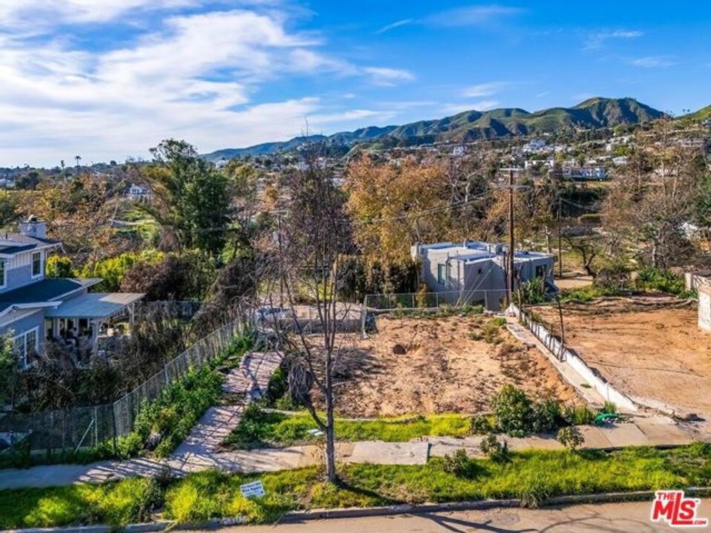 611 Las Lomas Avenue, Pacific Palisades (los Angeles), CA 90272