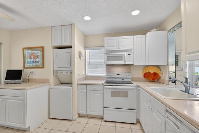 5199 Rose Hill Drive, Boynton Beach, FL 33437