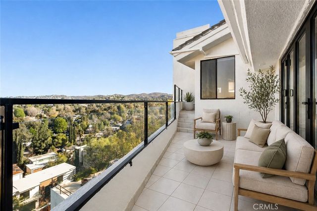 5226 Medina Road, Woodland Hills, CA 91364