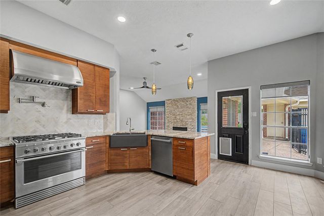 1210 Bob White Drive, Friendswood, TX 77546
