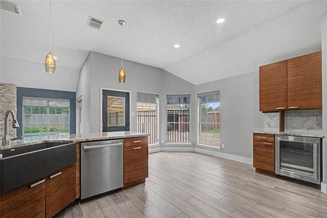 1210 Bob White Drive, Friendswood, TX 77546