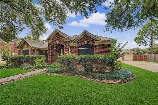 1210 Bob White Drive, Friendswood, TX 77546
