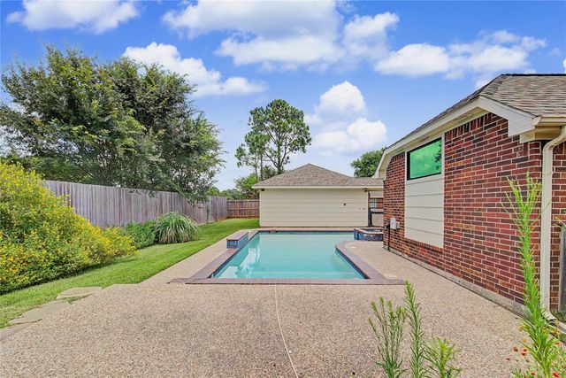 1210 Bob White Drive, Friendswood, TX 77546