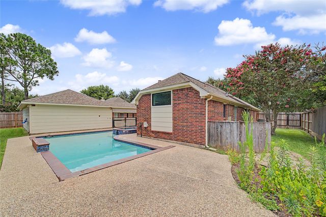 1210 Bob White Drive, Friendswood, TX 77546
