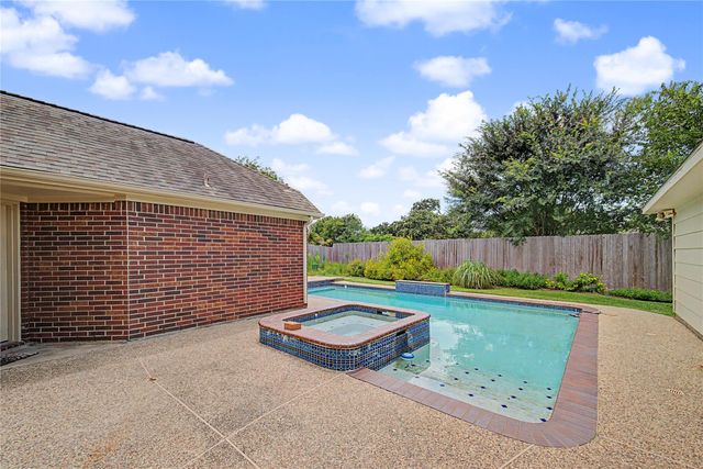 1210 Bob White Drive, Friendswood, TX 77546