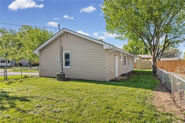 401 S Madison Street, Spring Hill, KS 66083
