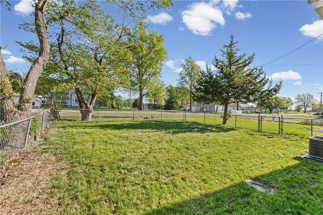401 S Madison Street, Spring Hill, KS 66083