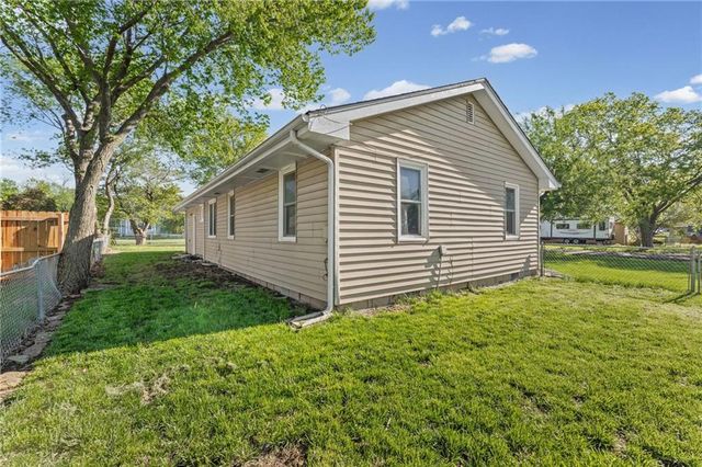 401 S Madison Street, Spring Hill, KS 66083