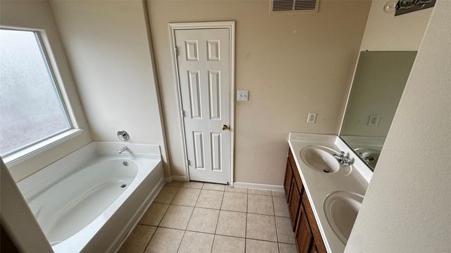 5018 Woodland Meadows Lane, Humble, TX 77346